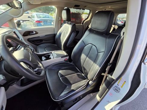 Used 2023 Chrysler Pacifica Limited FWD image 15