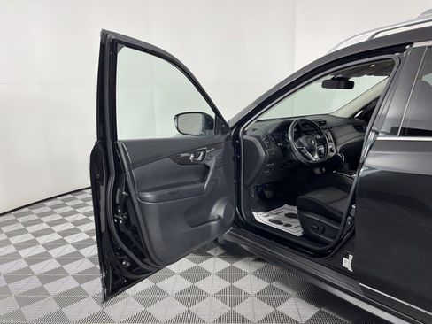Used 2019 Nissan Rogue SV w/ Premium Package FWD image 14