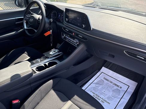 Used 2022 Hyundai Sonata SE w/ Preferred Accessory Package FWD image 12