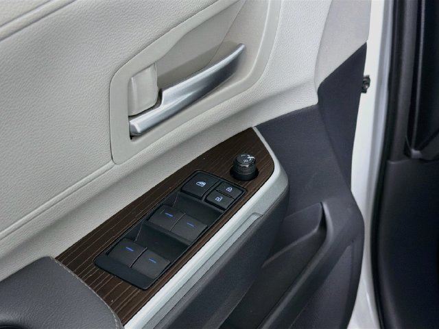 Used 2022 Toyota Sienna XLE w/ XLE Plus Package FWD image 25