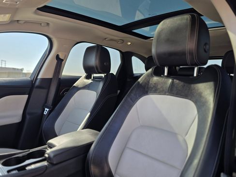 Used 2017 Jaguar F-PACE R-Sport image 21