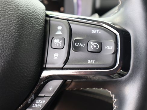 Used 2025 RAM 2500 Limited AWD/4WD image 28