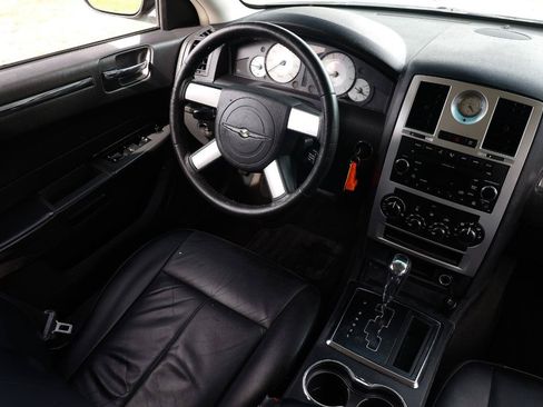 Used 2010 Chrysler 300 Touring RWD image 21