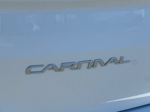 Used 2024 Kia Carnival EX FWD image 25
