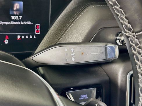 Used 2025 GMC Yukon XL Denali AWD/4WD image 15