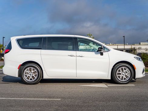 Used 2024 Chrysler Pacifica Touring-L image 8