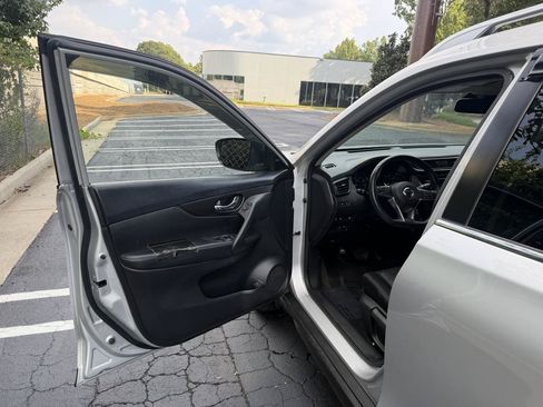 Used 2019 Nissan Rogue S w/ Special Edition Package FWD image 9