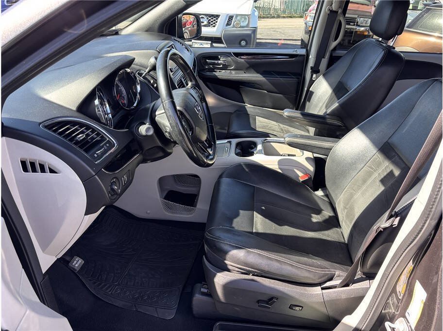 Used 2019 Dodge Grand Caravan SXT FWD image 12