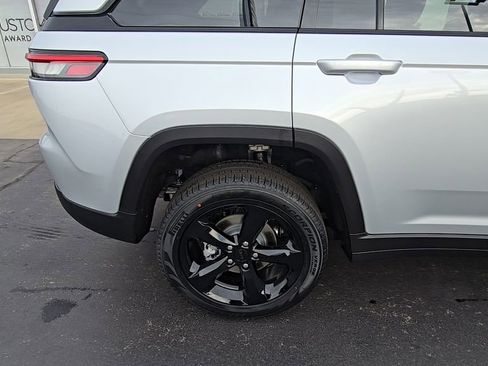New 2025 Jeep Grand Cherokee Laredo image 11