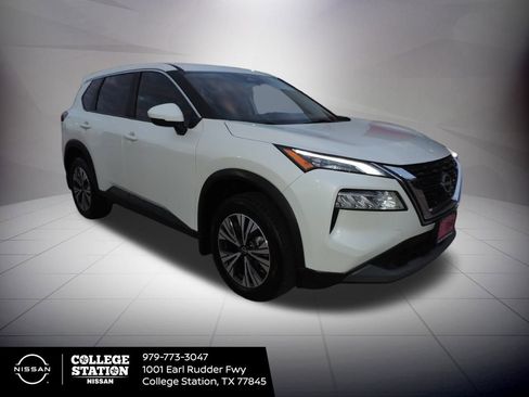 Used 2023 Nissan Rogue SV image 3