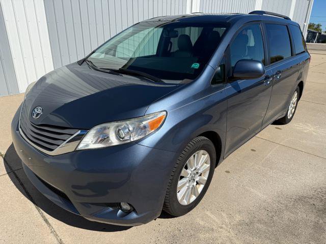 Used 2015 Toyota Sienna XLE AWD/4WD image 3