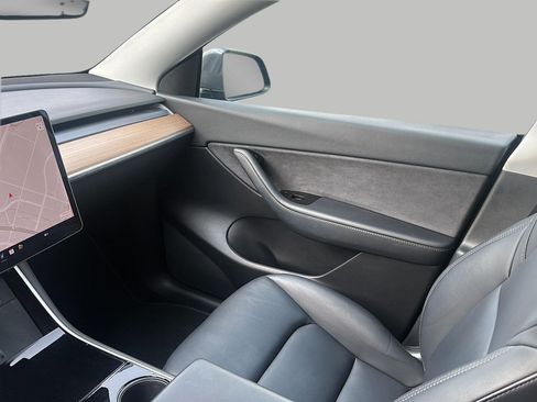 Used 2021 Tesla Model Y Long Range AWD/4WD image 19