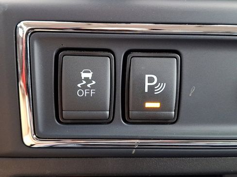 Used 2021 Nissan Titan SV w/ SV Convenience Package image 24