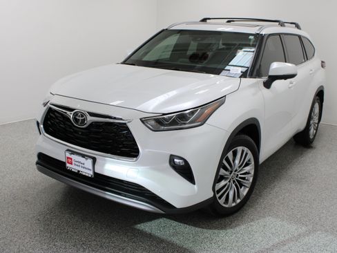 Used 2026 Toyota Highlander Platinum AWD/4WD image 2
