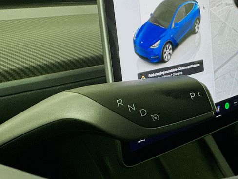 Used 2024 Tesla Model Y Long Range AWD/4WD image 24