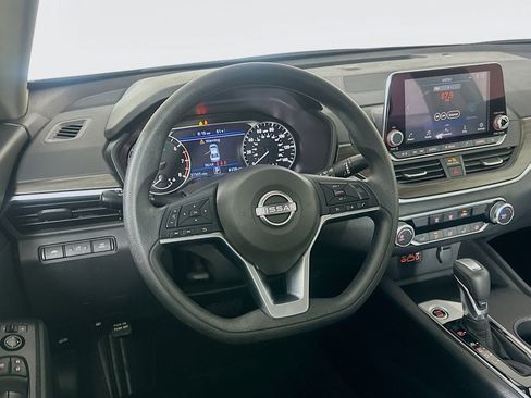 Used 2025 Nissan Altima 2.5 SV image 18