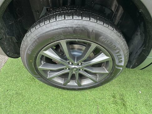 Used 2018 Ford Explorer XLT w/ Equipment Group 202A AWD/4WD image 27