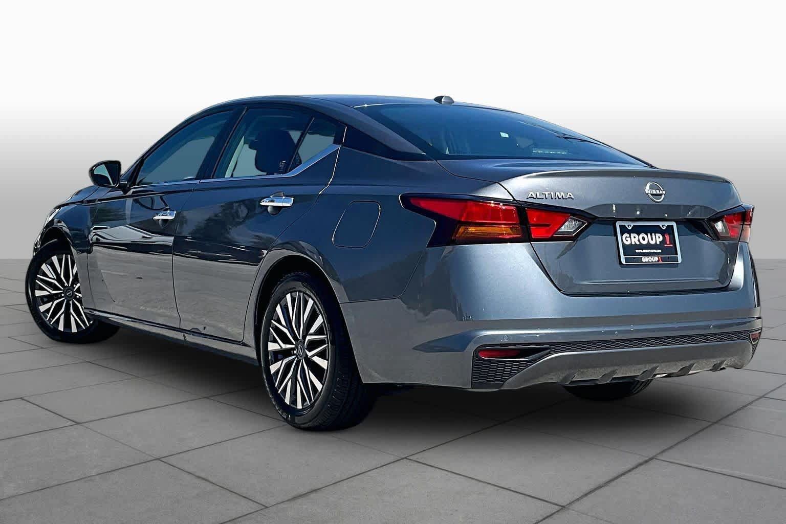 Used 2025 Nissan Altima 2.5 SV FWD image 12