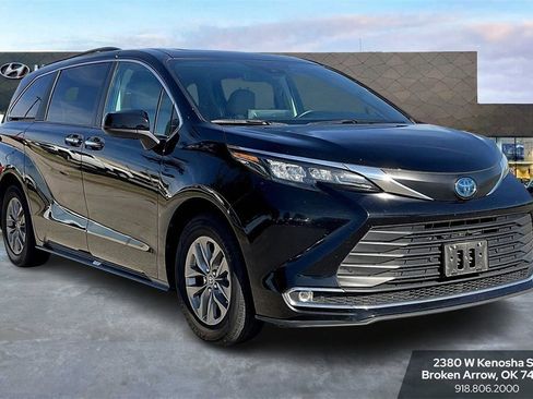 Used 2024 Toyota Sienna XLE image 2