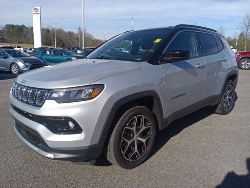 Used 2024 Jeep Compass Limited image 7