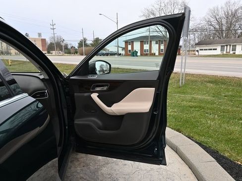 Used 2017 Jaguar F-PACE Prestige image 18