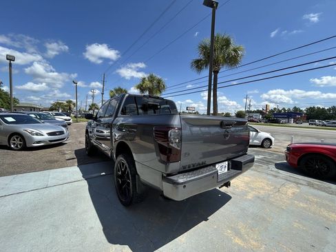Used 2018 Nissan Titan SV w/ SV Convenience Package RWD image 3