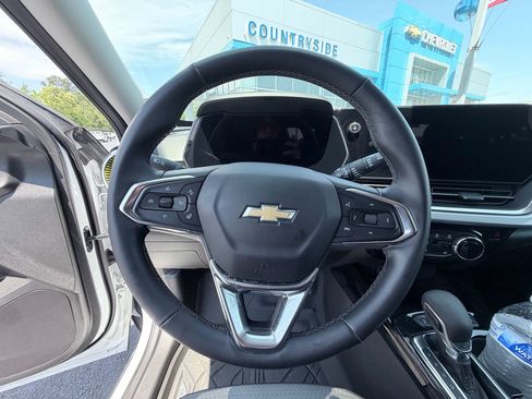 Used 2024 Chevrolet Trax LT w/ LT Convenience Package FWD image 12