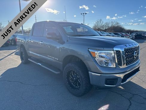 Used 2018 Nissan Titan SV image 3