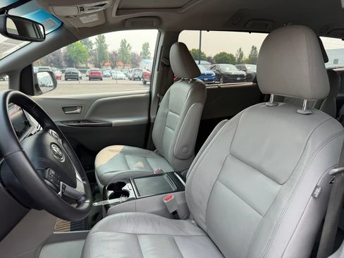 Used 2015 Toyota Sienna XLE w/ XLE Navigation Package FWD image 14