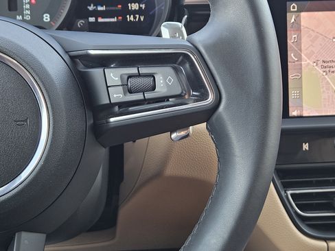 Certified 2025 Porsche Macan image 27