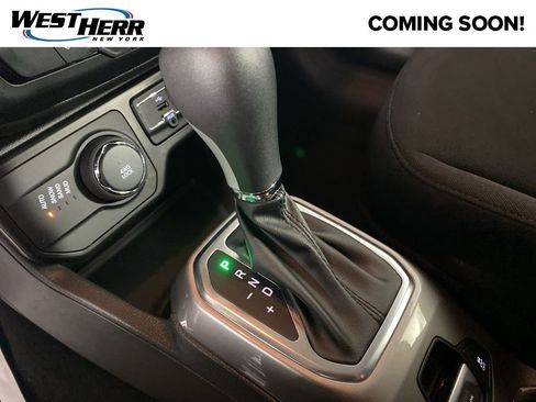 Used 2022 Jeep Renegade Latitude w/ Convenience Group AWD/4WD image 8