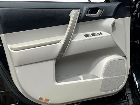 Used 2012 Toyota Highlander SE FWD image 19