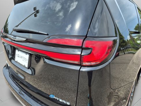 Used 2023 Chrysler Pacifica Limited FWD image 37