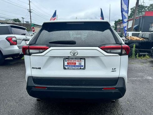 Used 2024 Toyota RAV4 LE AWD/4WD image 5