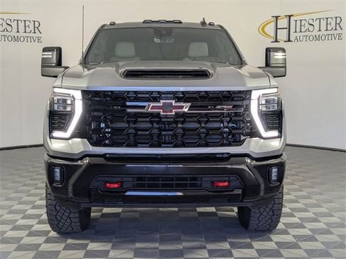 Used 2024 Chevrolet Silverado 2500 ZR2 w/ Technology Package image 3