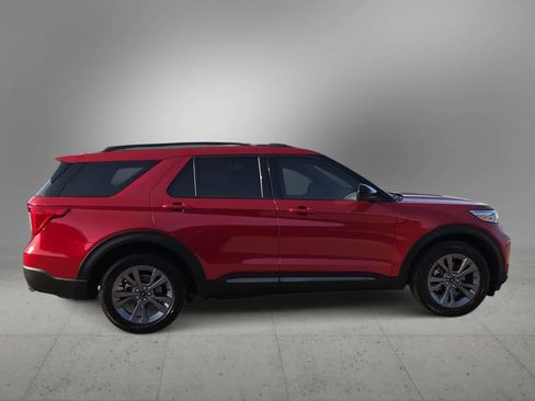 Used 2024 Ford Explorer XLT w/ Equipment Group 202A AWD/4WD image 9