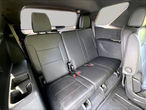 Used 2023 Chevrolet Traverse LT FWD image 18
