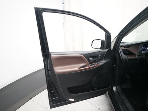 Used 2018 Toyota Sienna Limited Premium w/ Carpet Mat Package AWD/4WD image 30