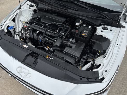 Used 2024 Hyundai Elantra Limited image 33