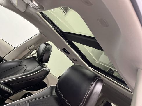 Used 2024 Chrysler Pacifica Limited image 7