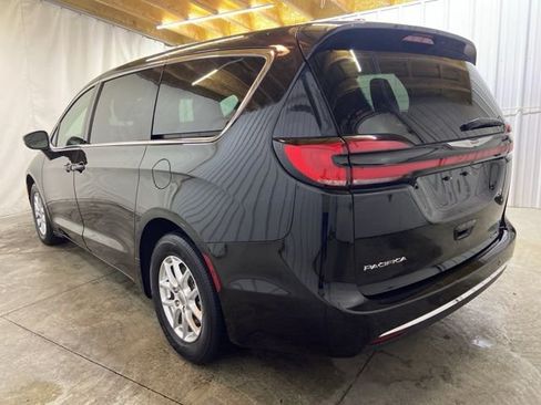 Used 2023 Chrysler Pacifica Touring-L image 8