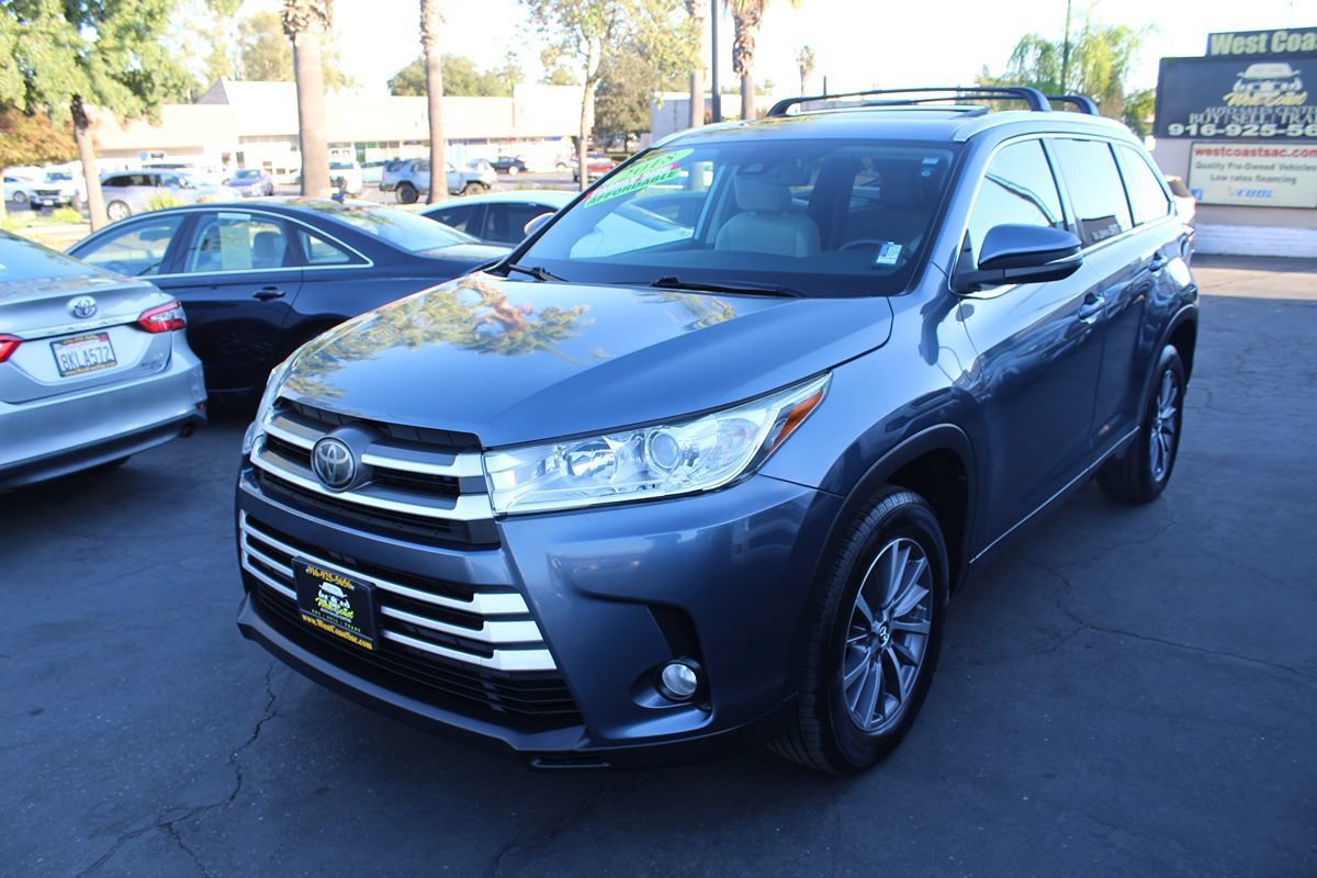 Used 2018 Toyota Highlander XLE w/ Carpet Mat Package (TMS) FWD image 4