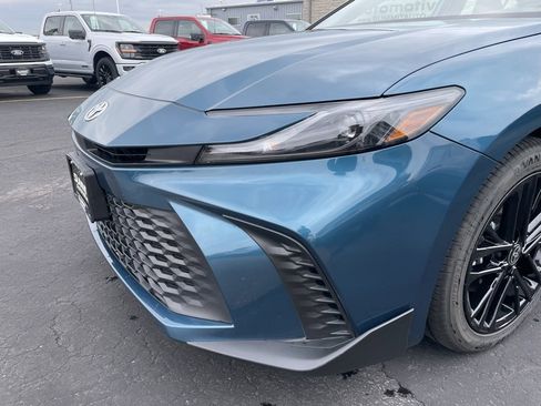 Used 2025 Toyota Camry SE image 32