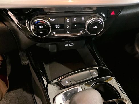 Used 2025 Chevrolet Trax LT w/ LT Convenience Package image 25