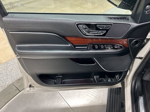 Used 2021 Lincoln Navigator Reserve image 12