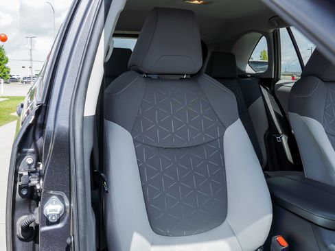 Used 2021 Toyota RAV4 XLE w/ Carpet Mat Package (TMS) AWD/4WD image 24