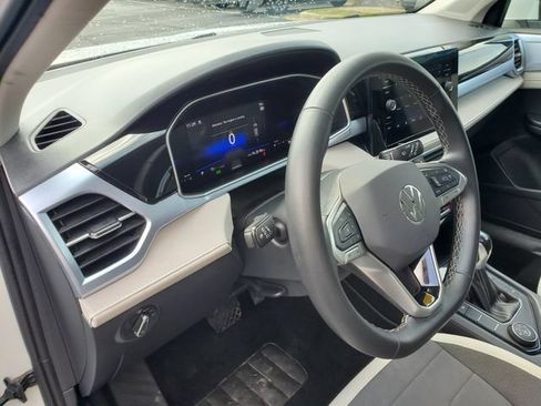 Used 2025 Volkswagen Taos SE AWD/4WD image 18