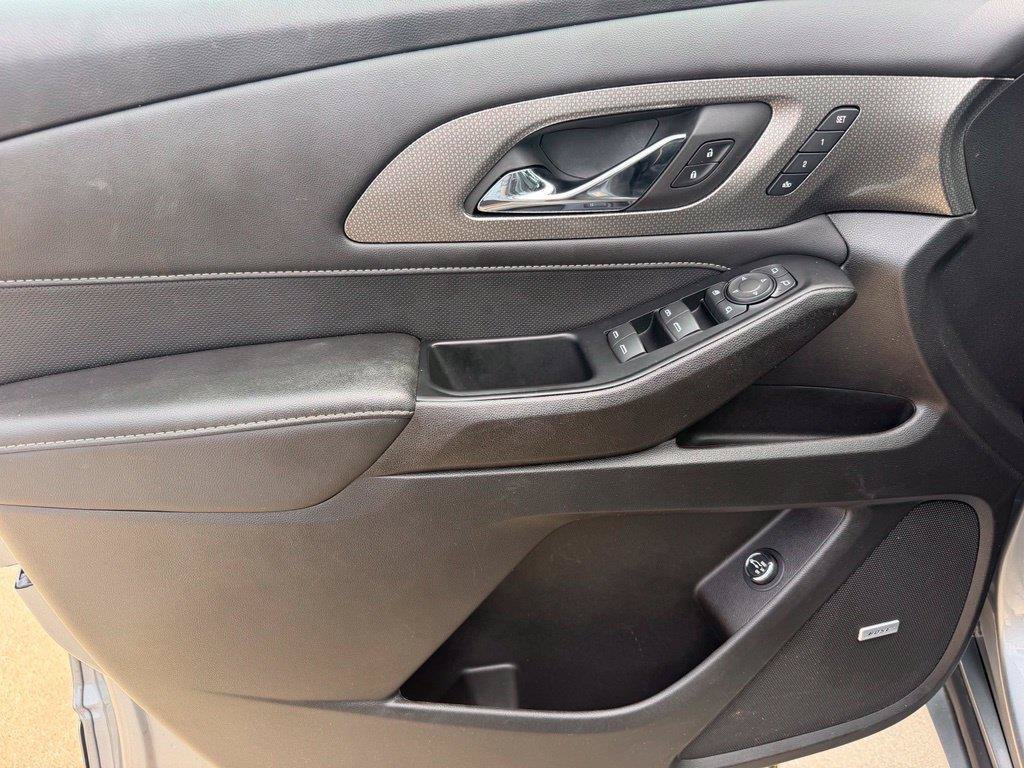 Used 2023 Chevrolet Traverse Premier FWD image 13