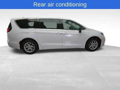 Used 2024 Chrysler Pacifica Touring-L FWD image 6