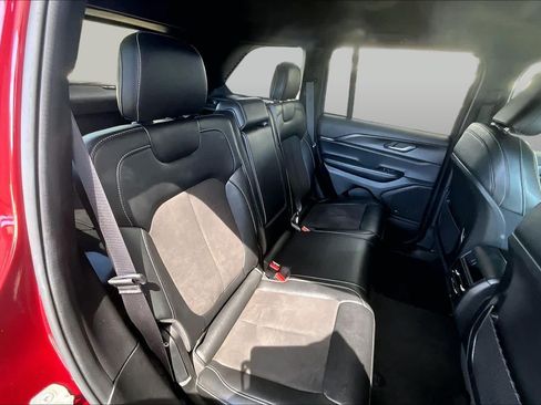 Used 2024 Jeep Grand Cherokee Altitude RWD image 20